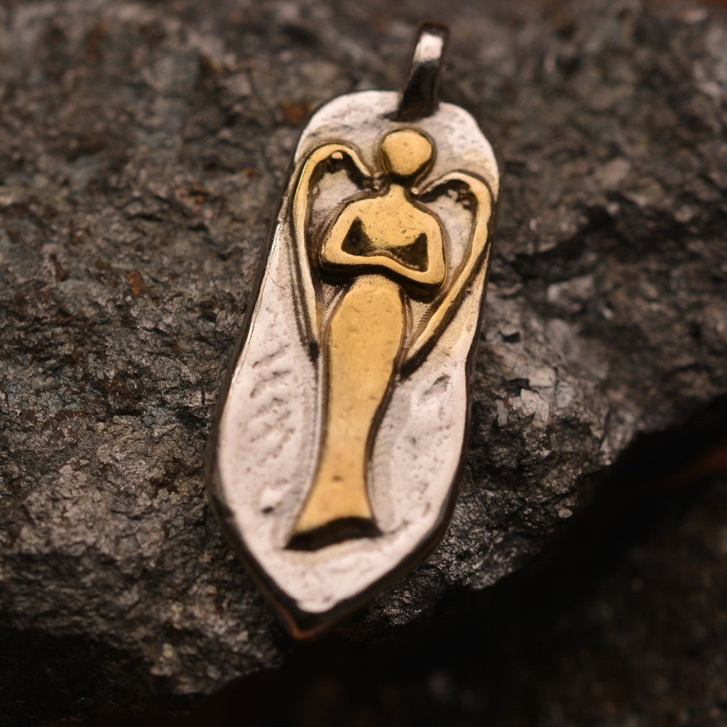 Pandantiv „Înger păzitor” din argint 925 cu accente aurii – talisman sculptural lustruit manual pentru protecție și lumină | Art Diva