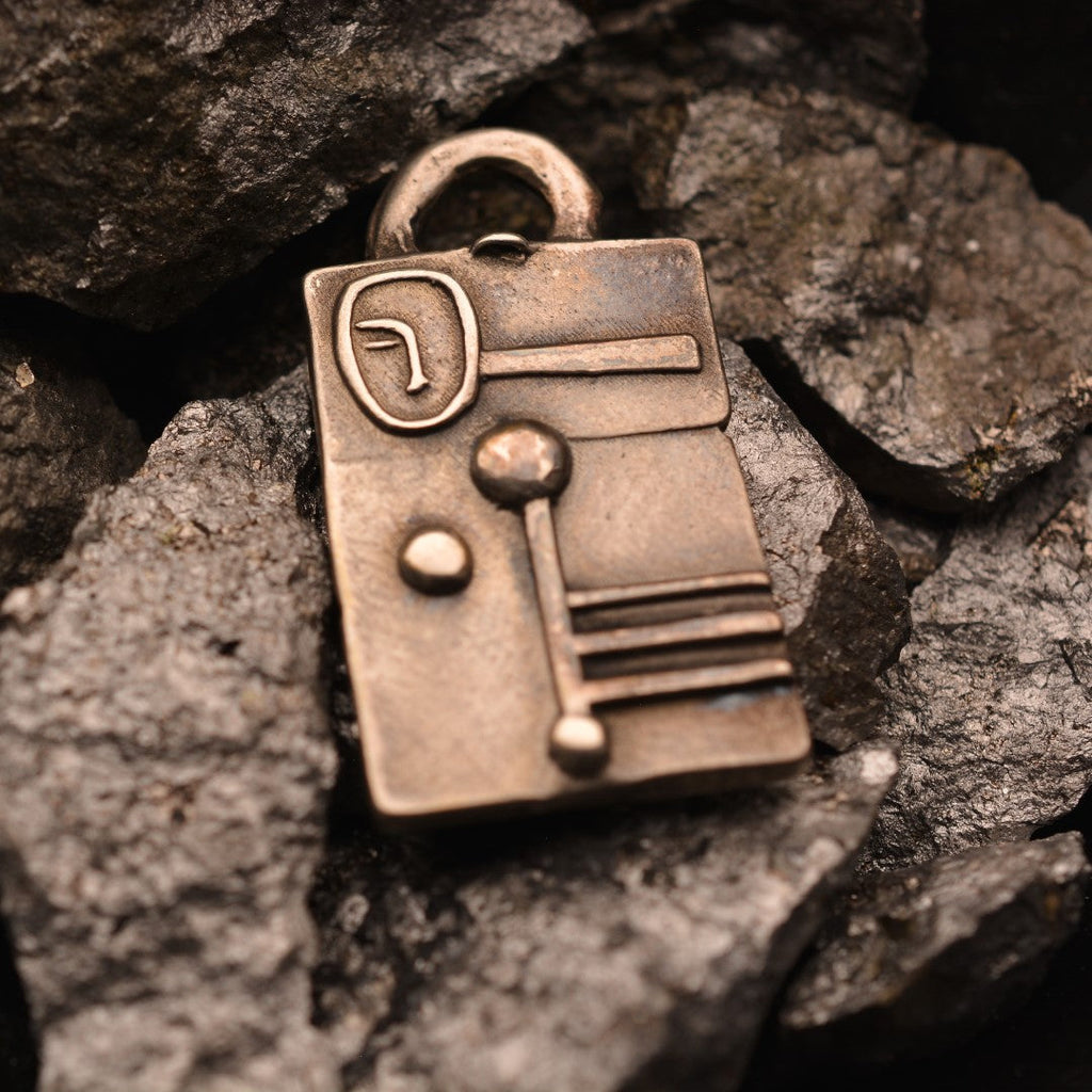 Pandantiv „Abstracție arhitecturală” din argint 925 – simbol al creativității, al individualității și al expresivității moderne, bijuterie sculpturală în stil boho și rustic | Art Diva