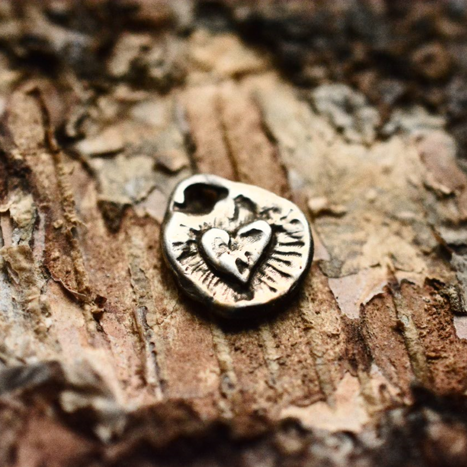 Pandantiv „Inimă cu LOVE” din argint 925 – talisman față-verso pentru iubire și apropiere emoțională, în stil boho și rustic | Art Diva