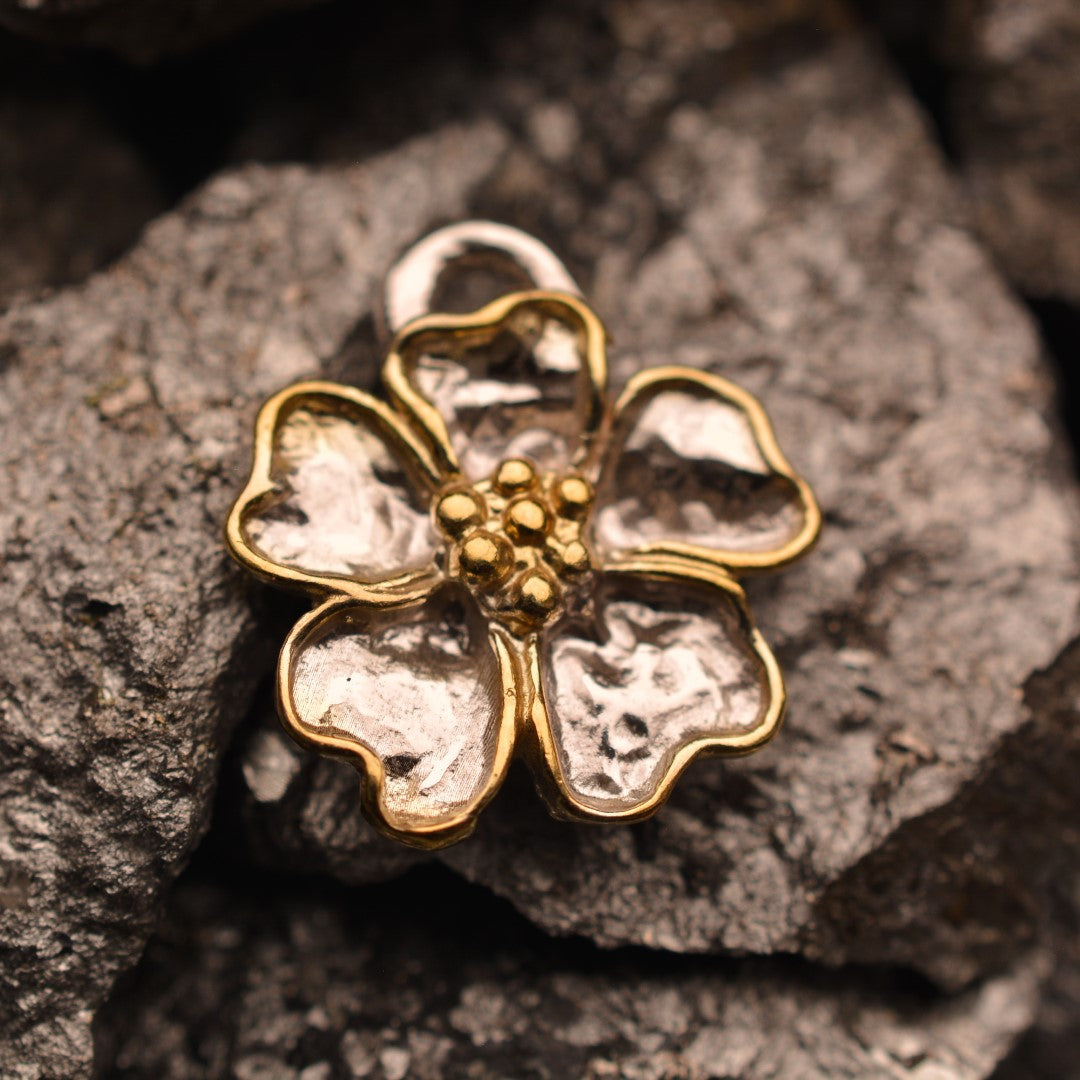 Pandantiv „Floare de cireș” din argint 925 cu accente aurii – talisman pentru primăvară și nou început, bijuterie sculpturală handmade în stil boho și rustic | Art Diva