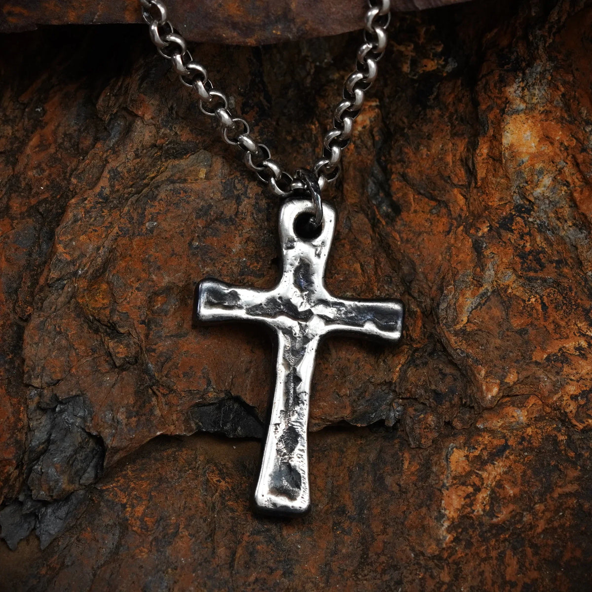 Pandantiv cruce masivă pentru bărbați din argint 925 – talisman de forță și credință, bijuterie sculpturală boho rustic, Art Diva