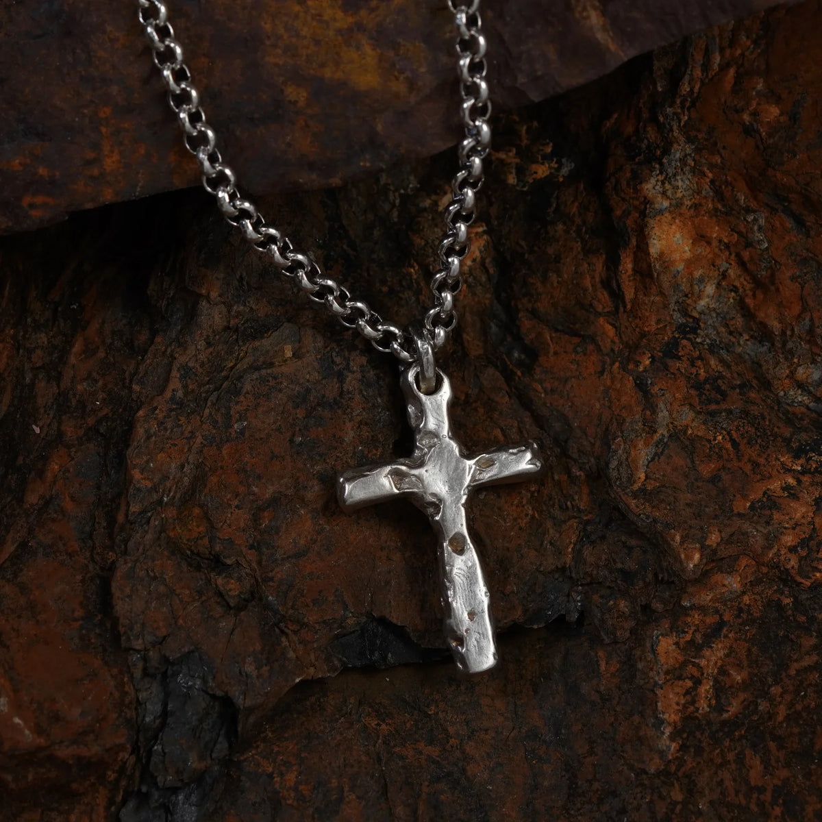Pandantiv Cruce pentru bărbați din argint 925 – simbol realizat manual pentru credință și forță spirituală | Art Diva