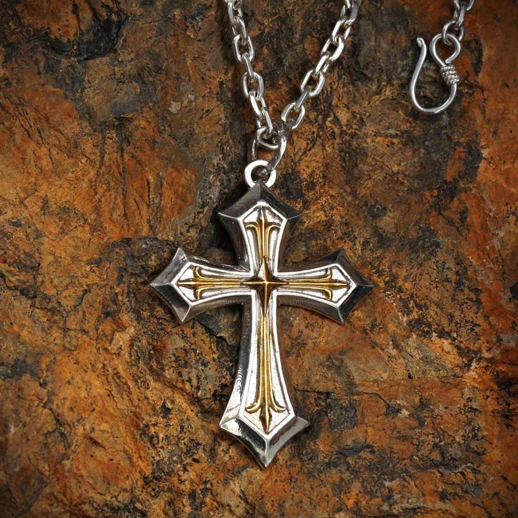 Pandantiv „Crucea Regală” pentru bărbați din argint 925 – mare și masiv, simbol ornamental al forței și al protecției spirituale | Art Diva