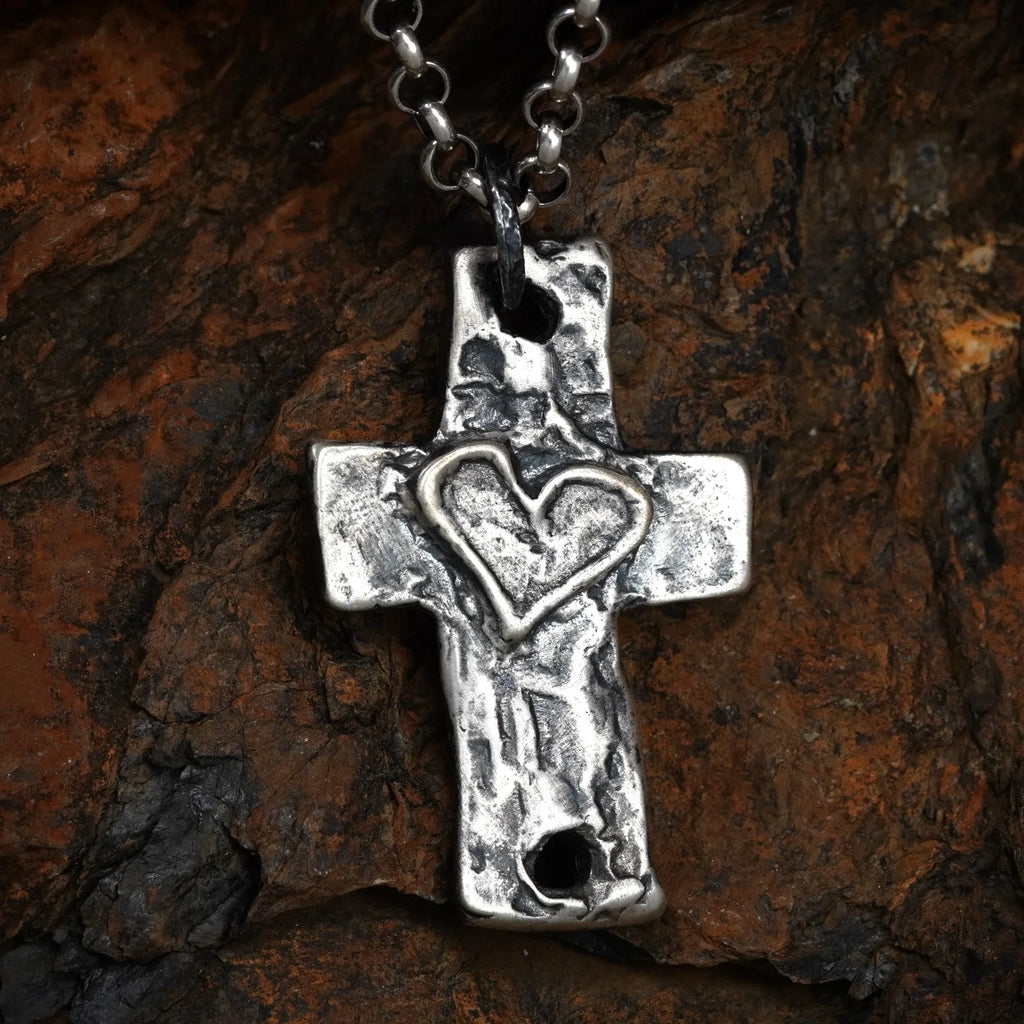 Pandantiv cruce masivă cu inimă pentru bărbați din argint 925 – talisman pentru forță și credință, handmade, Art Diva