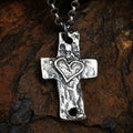 Pandantiv cruce masivă cu inimă pentru bărbați din argint 925 – talisman pentru forță și credință, handmade, Art Diva