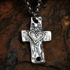 Pandantiv cruce masivă cu inimă pentru bărbați din argint 925 – talisman pentru forță și credință, handmade, Art Diva