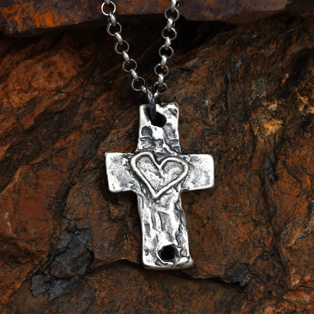 Pandantiv „Cruce mare și masivă pentru bărbați cu inimă” din argint 925 – talisman pentru forță, credință și protecție | Bijuterie boho, rustică și sculpturală | Art Diva