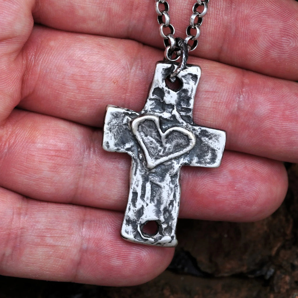 Pandantiv „Cruce mare și masivă pentru bărbați cu inimă” din argint 925 – talisman pentru forță, credință și protecție | Bijuterie boho, rustică și sculpturală | Art Diva