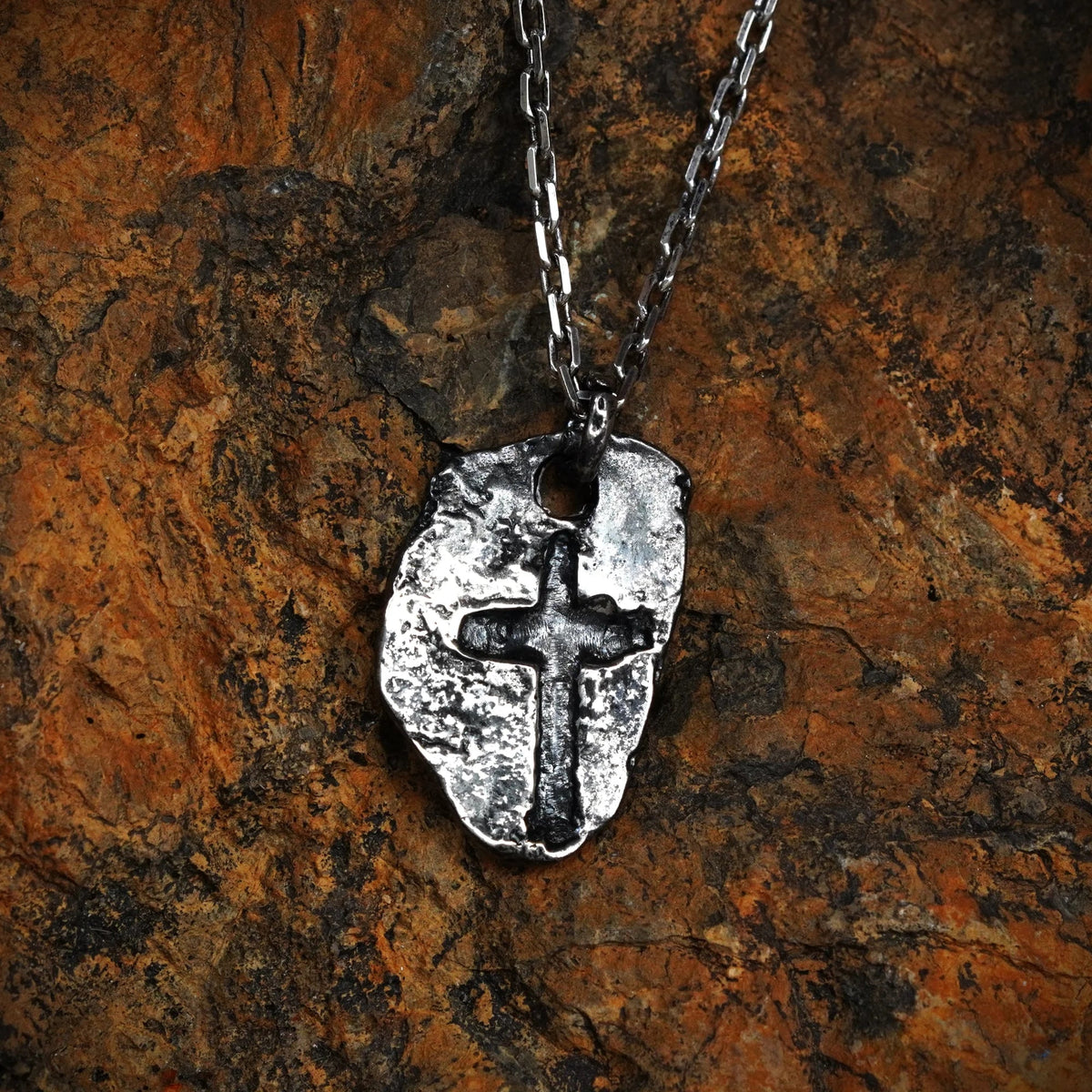 Pandantiv cruce masivă pentru bărbați din argint 925 oxidat – talisman pentru protecție spirituală, handmade, Art Diva