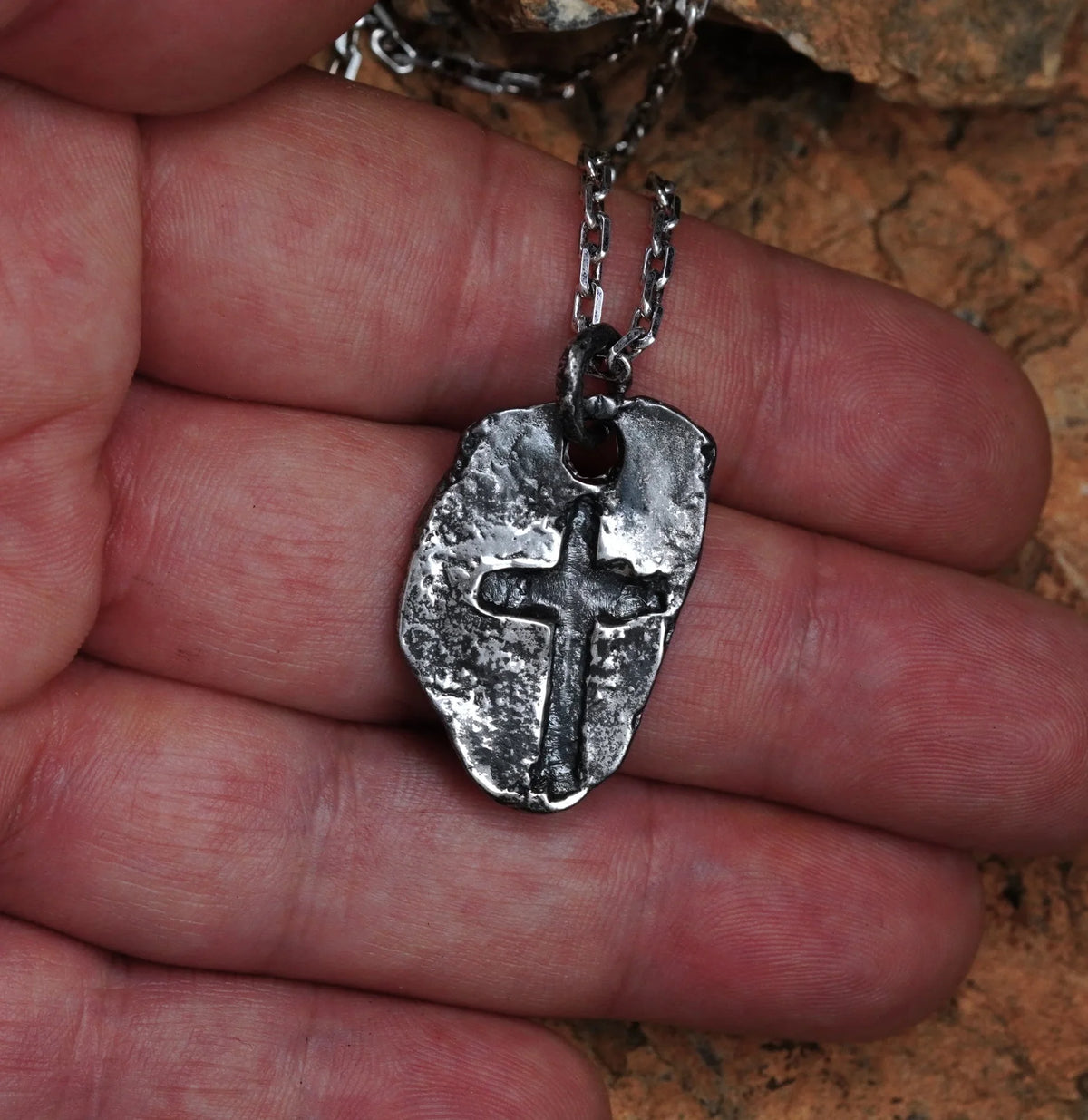 Pandantiv „Cruce masivă” oxidat pentru bărbați din argint 925 – talisman pentru forță și protecție spirituală, bijuterie în stil boho și rustic | Art Diva