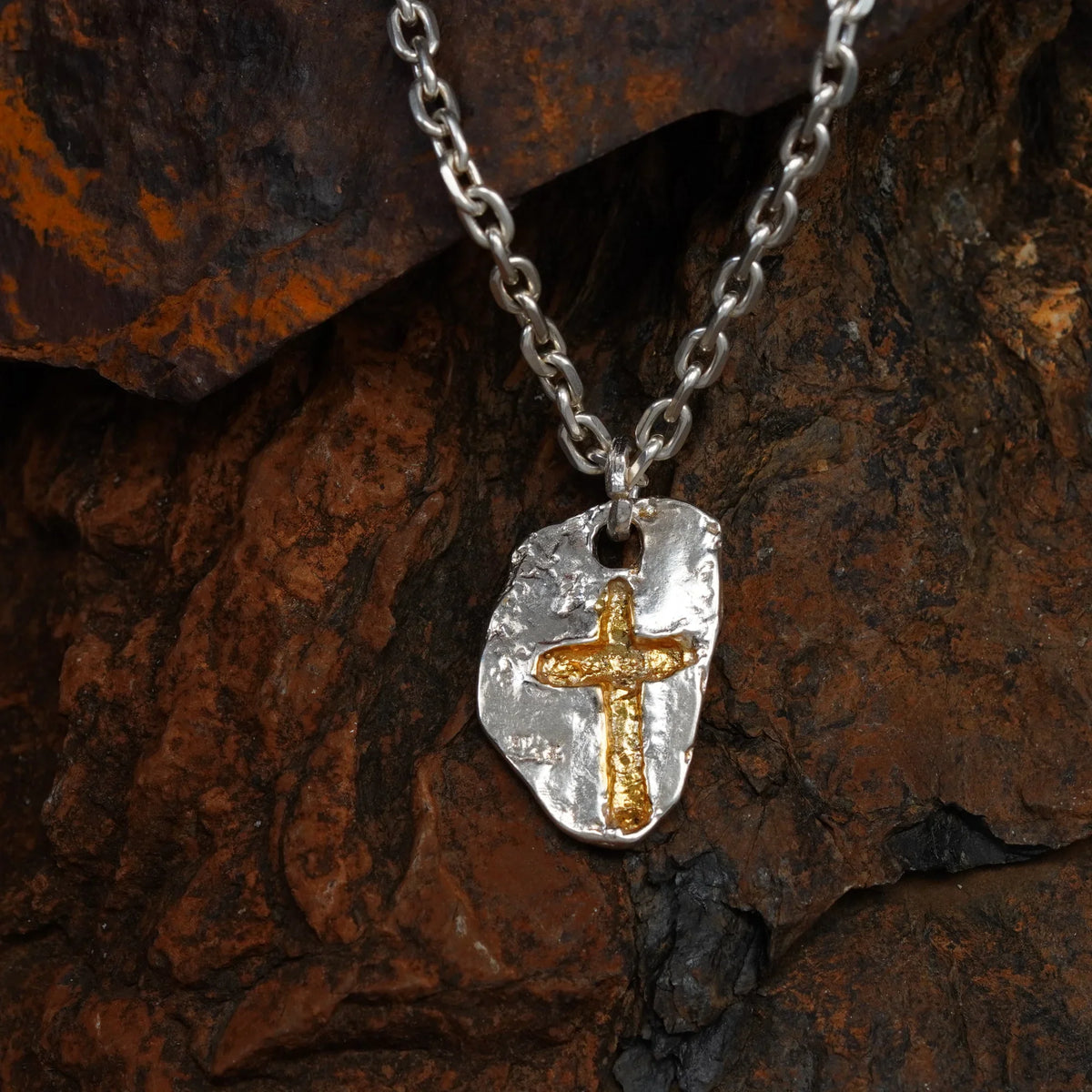 Pandantiv „Cruce masivă” pentru bărbați din argint 925, lustruit manual – talisman pentru forță, reziliență și protecție, bijuterie sculpturală în stil boho și rustic | Art Diva