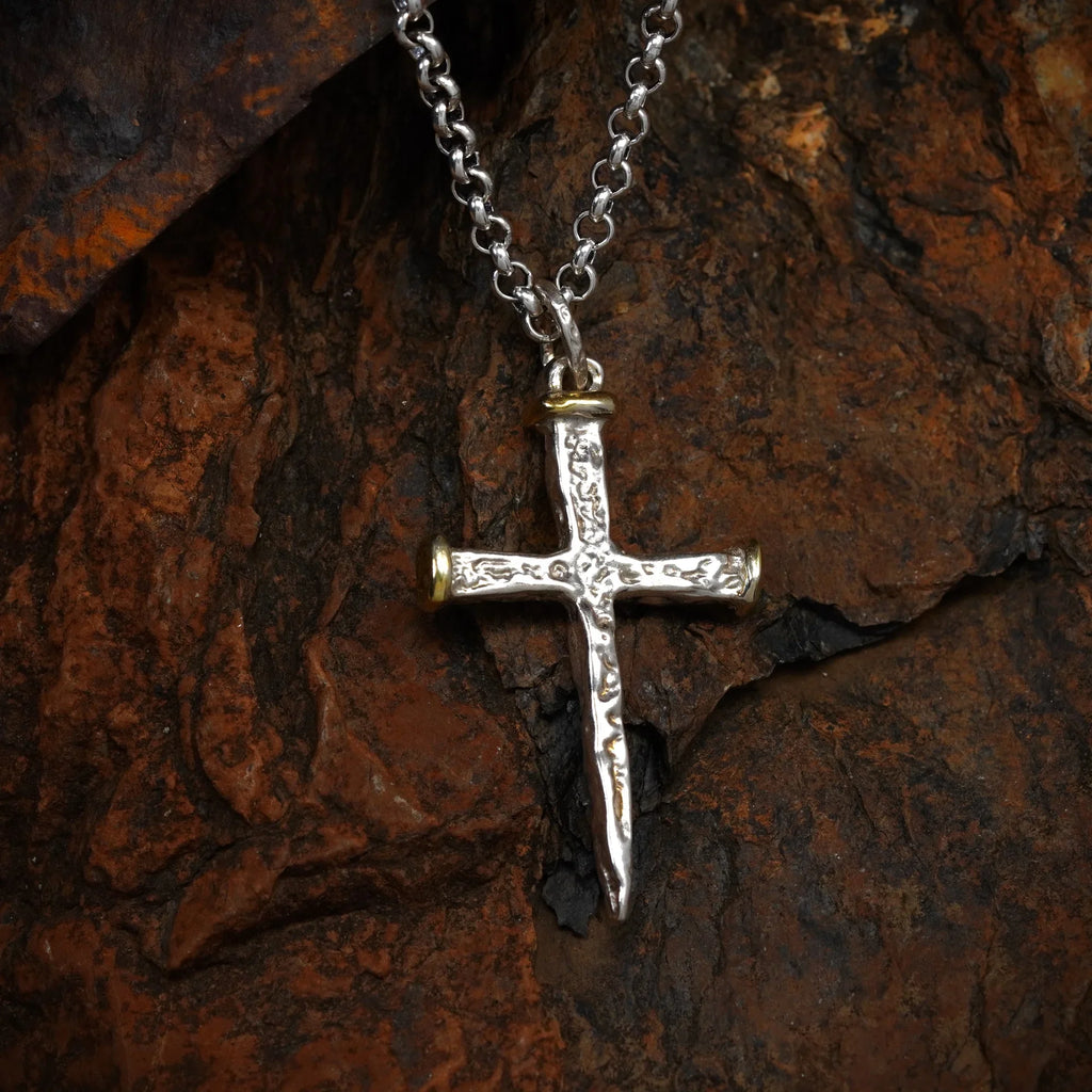 Pandantiv cruce pentru bărbați din argint 925 cu accente aurii – design boho și rustic | Art Diva