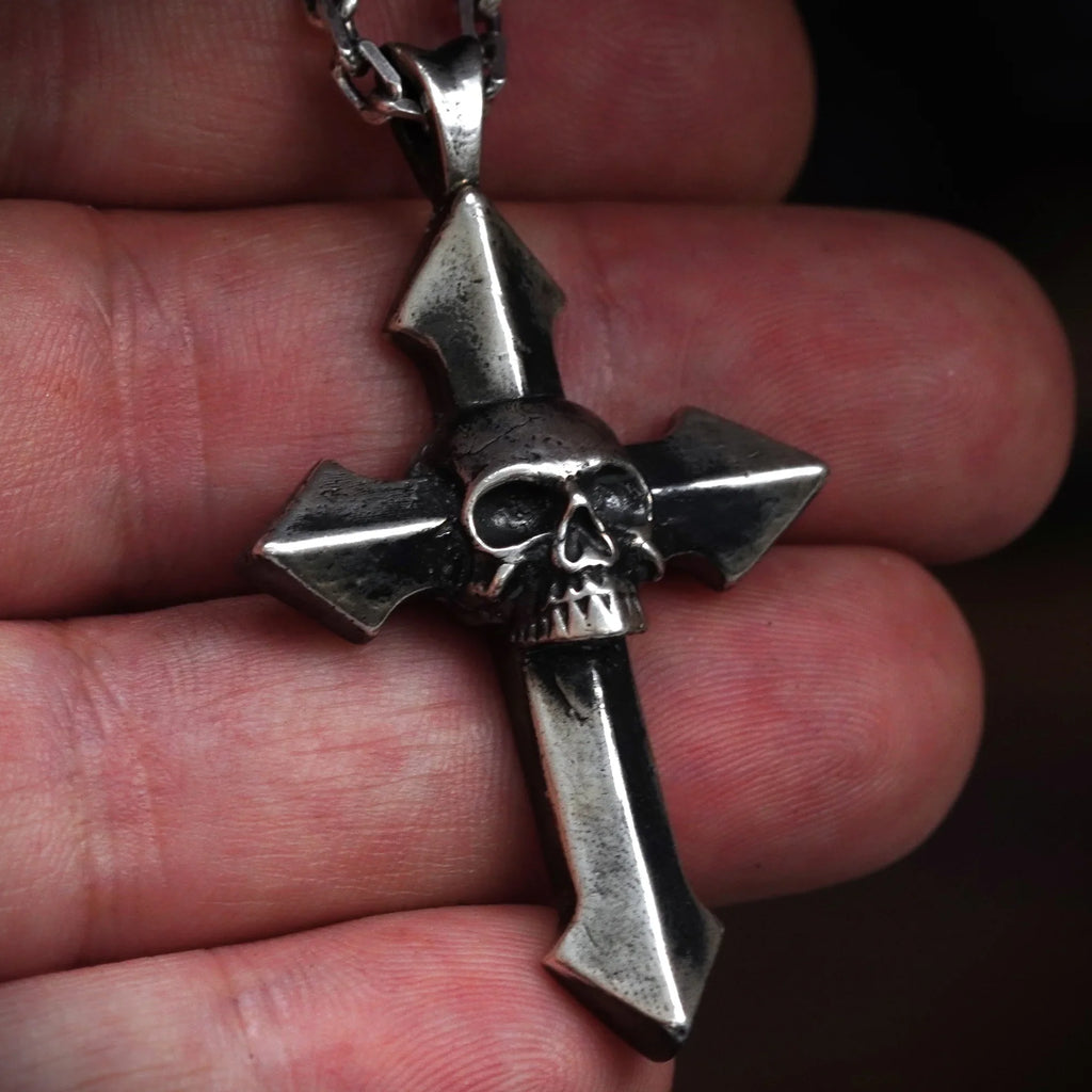 Pandantiv cruce „Memento Mori” pentru bărbați din argint 925 – simbol al trecerii și al eternității | Art Diva