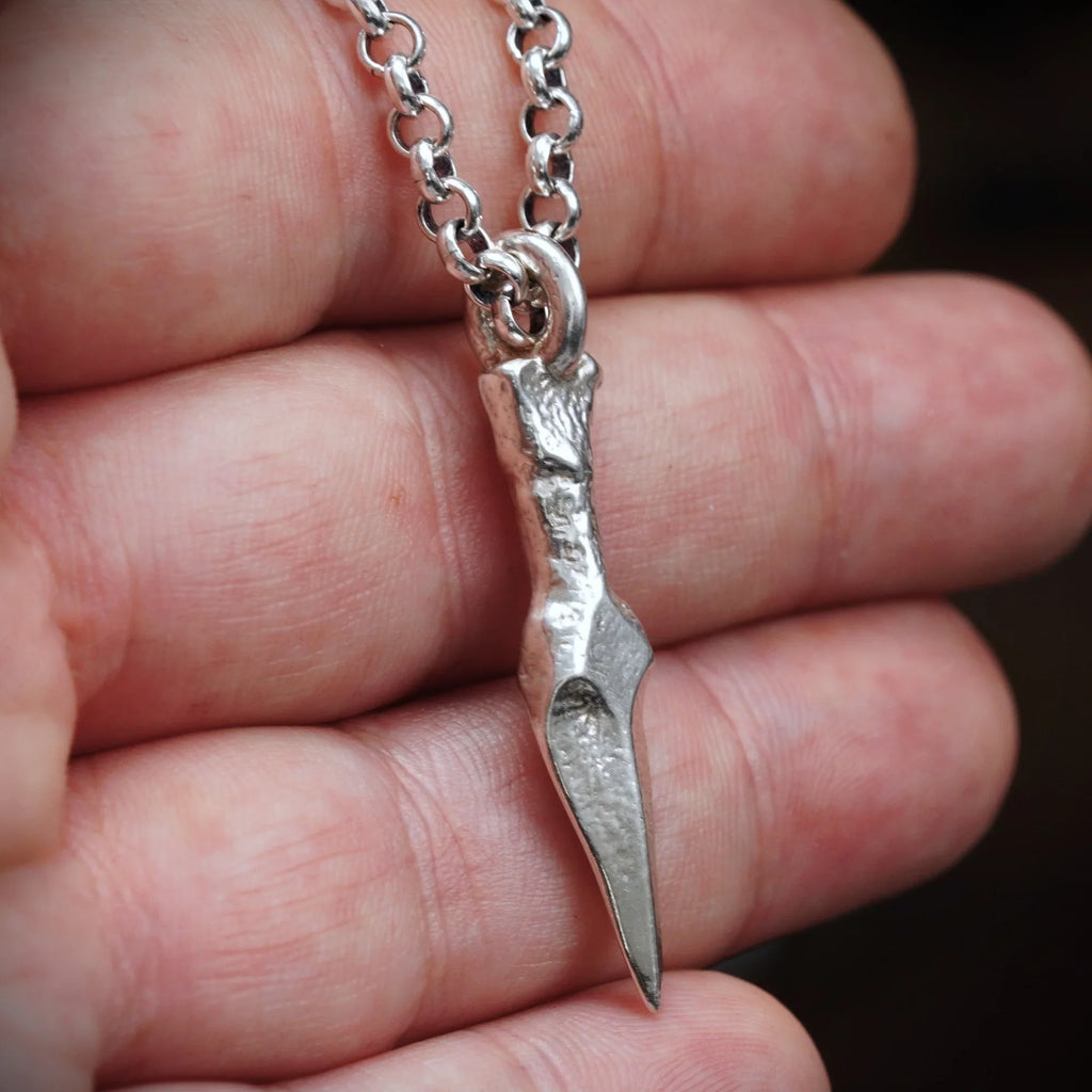 Pandantiv pumnal din argint 925 – talisman handmade pentru bărbați, simbol al forței, în stil boho rustic | Art Diva