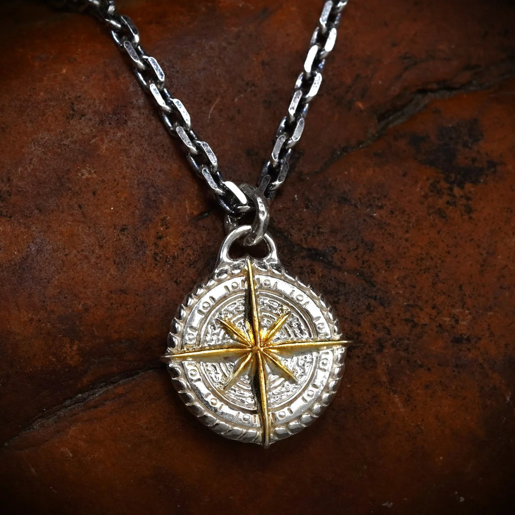 Pandantiv Busolă din argint 925 cu accente aurii – talisman handmade pentru orientare și forță interioară, Art Diva