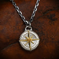Pandantiv Busolă din argint 925 cu accente aurii – talisman handmade pentru orientare și forță interioară, Art Diva