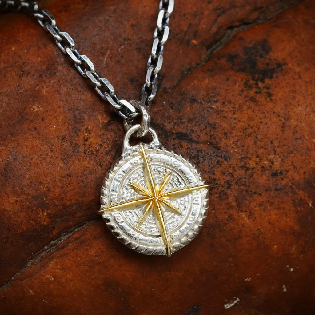 Pandantiv „Busolă” din argint 925 cu accente aurii – talisman lustruit manual pentru orientare, protecție și forță interioară, bijuterie sculpturală în stil boho-rustic | Art Diva