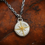 Pandantiv „Busolă” din argint 925 cu accente aurii – talisman lustruit manual pentru orientare, protecție și forță interioară, bijuterie sculpturală în stil boho-rustic | Art Diva
