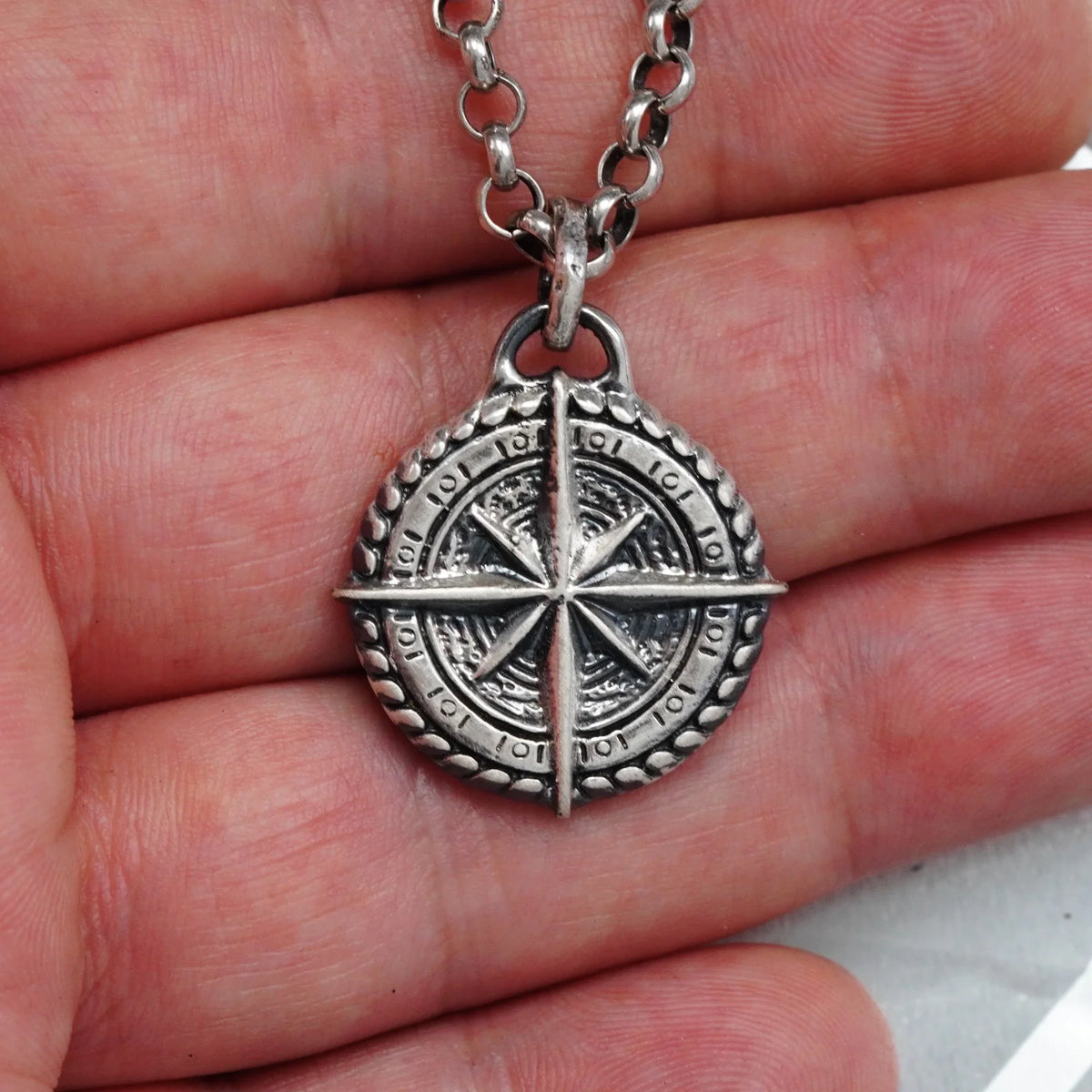 Pandantiv „Busolă” din argint 925 – talisman pentru orientare, protecție și forță interioară, bijuterie sculpturală în stil boho rustic | Art Diva