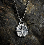 Pandantiv „Busolă” din argint 925 – talisman pentru orientare, protecție și forță interioară, bijuterie sculpturală în stil boho rustic | Art Diva