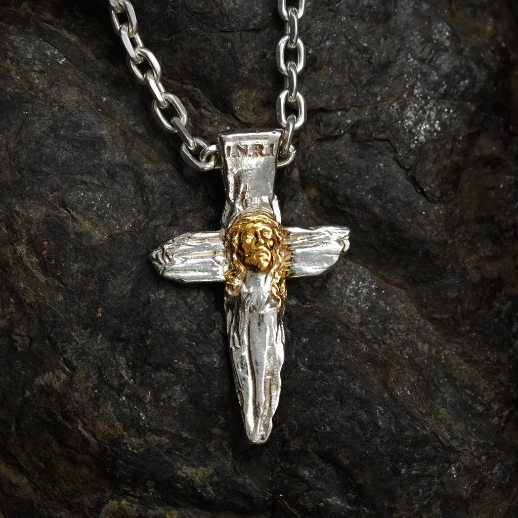 Pandantiv cruce cu Iisus Hristos din argint 925 cu accente aurii, talisman handmade de credință și protecție, Art Diva