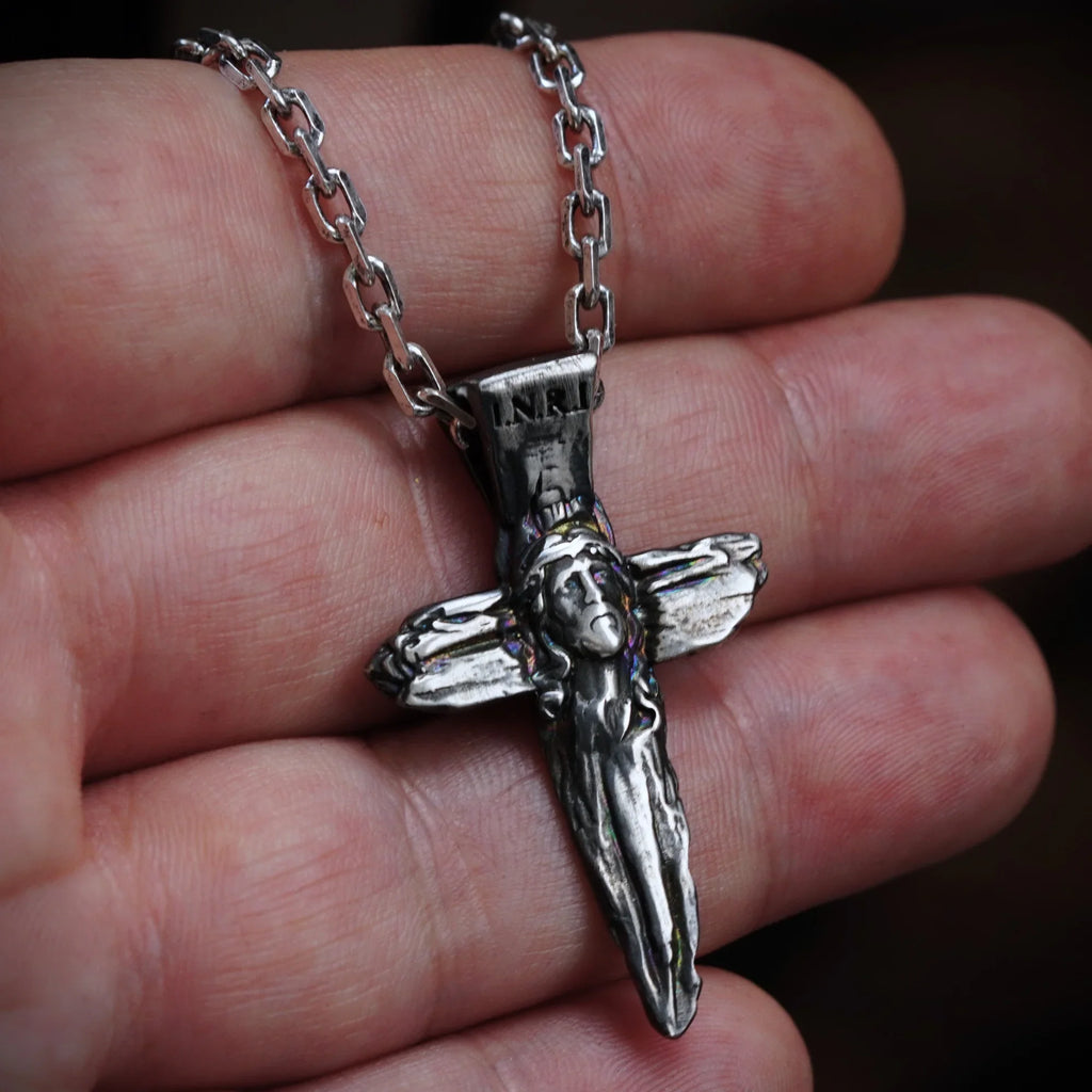 Cruce cu Isus Hristos din argint sterling 925 – pandantiv religios realizat manual, simbol al credinței și al protecției | Art Diva