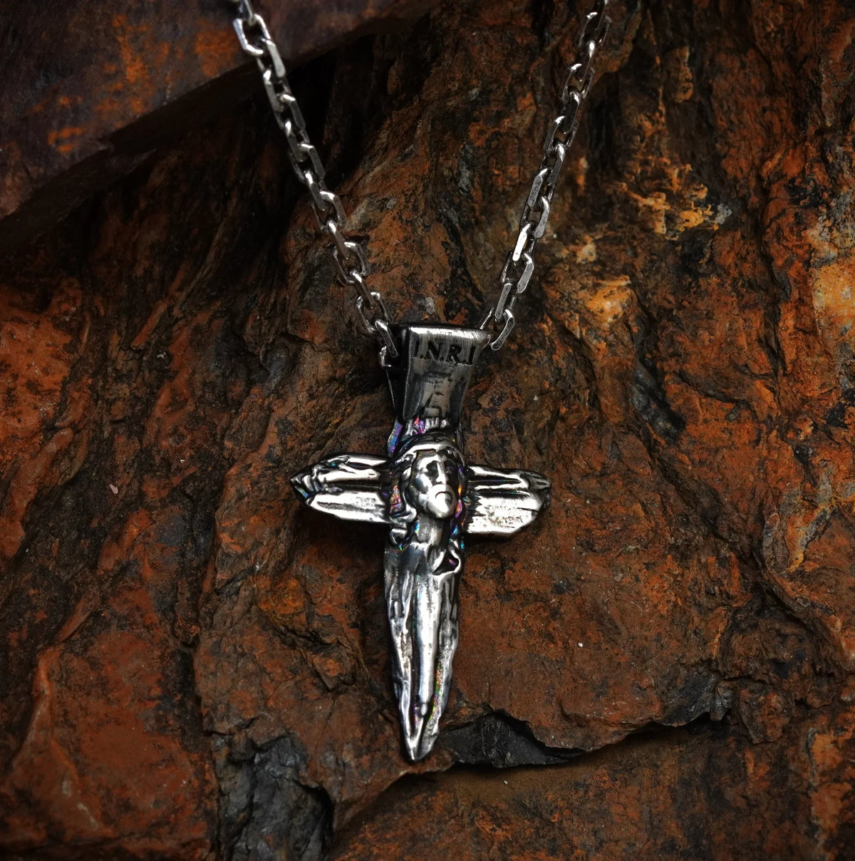 Cruce cu Isus Hristos din argint sterling 925 – pandantiv religios realizat manual, simbol al credinței și al protecției | Art Diva