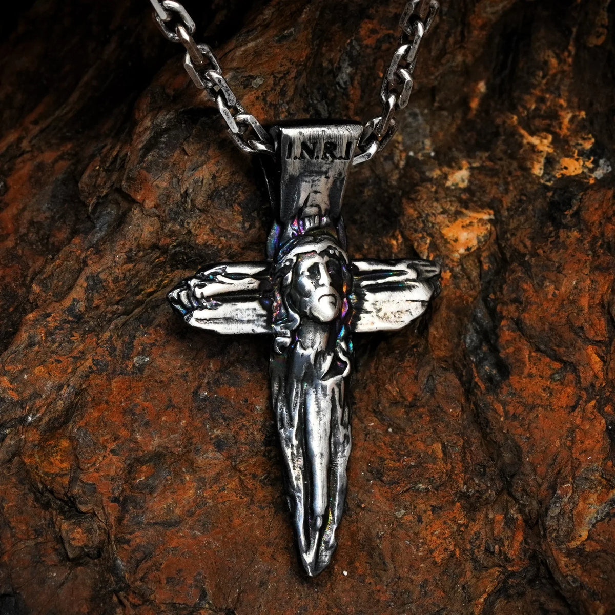 Cruce cu Isus Hristos din argint sterling 925 – pandantiv religios realizat manual, simbol al credinței și al protecției | Art Diva