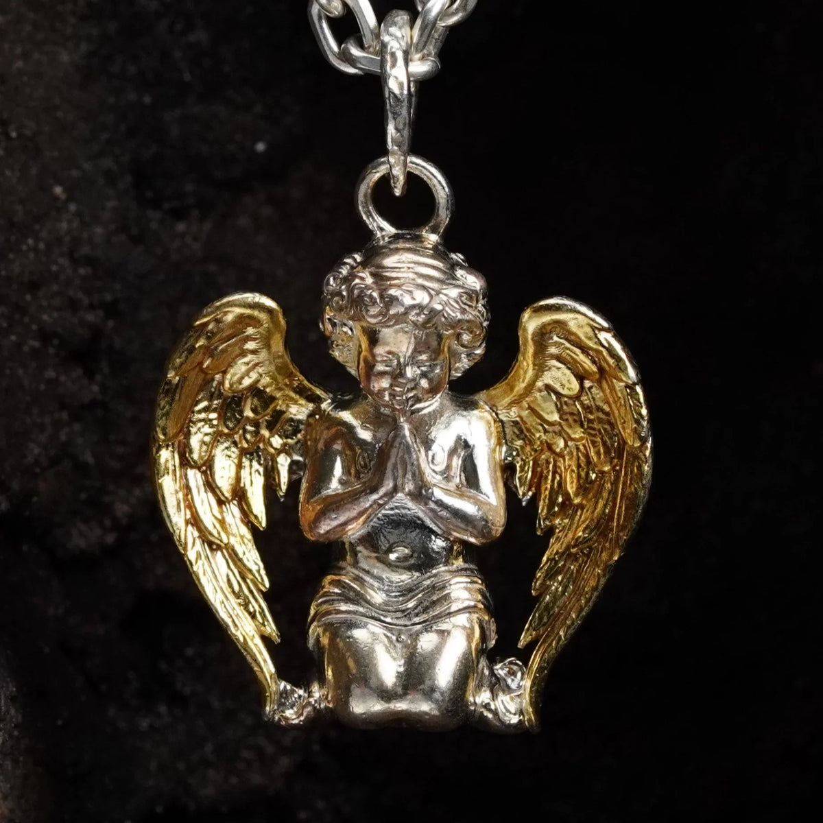 Pandantiv „Înger în Rugăciune” pentru bărbați din argint 925 cu aripi aurii – talisman handmade pentru credință, protecție și forță interioară | Art Diva