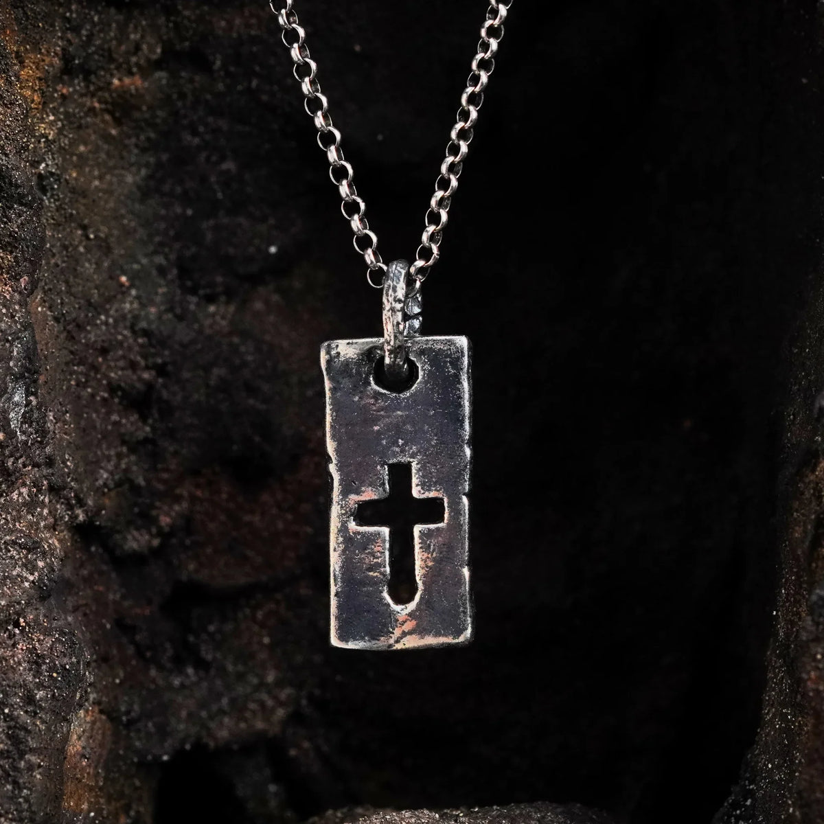 Pandantiv placă cu cruce decupată din argint 925 oxidat, bijuterie handmade minimalistă pentru bărbați, Art Diva