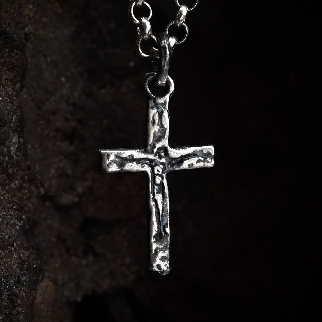Pandantiv cruce Răstignirea cu Iisus Hristos pentru bărbați din argint 925 oxidat – handmade, Art Diva