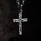 Pandantiv cruce Răstignirea cu Iisus Hristos pentru bărbați din argint 925 oxidat – handmade, Art Diva