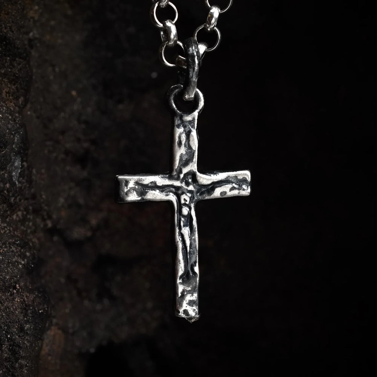 Pandantiv cruce Răstignirea cu Iisus Hristos pentru bărbați din argint 925 oxidat – handmade, Art Diva