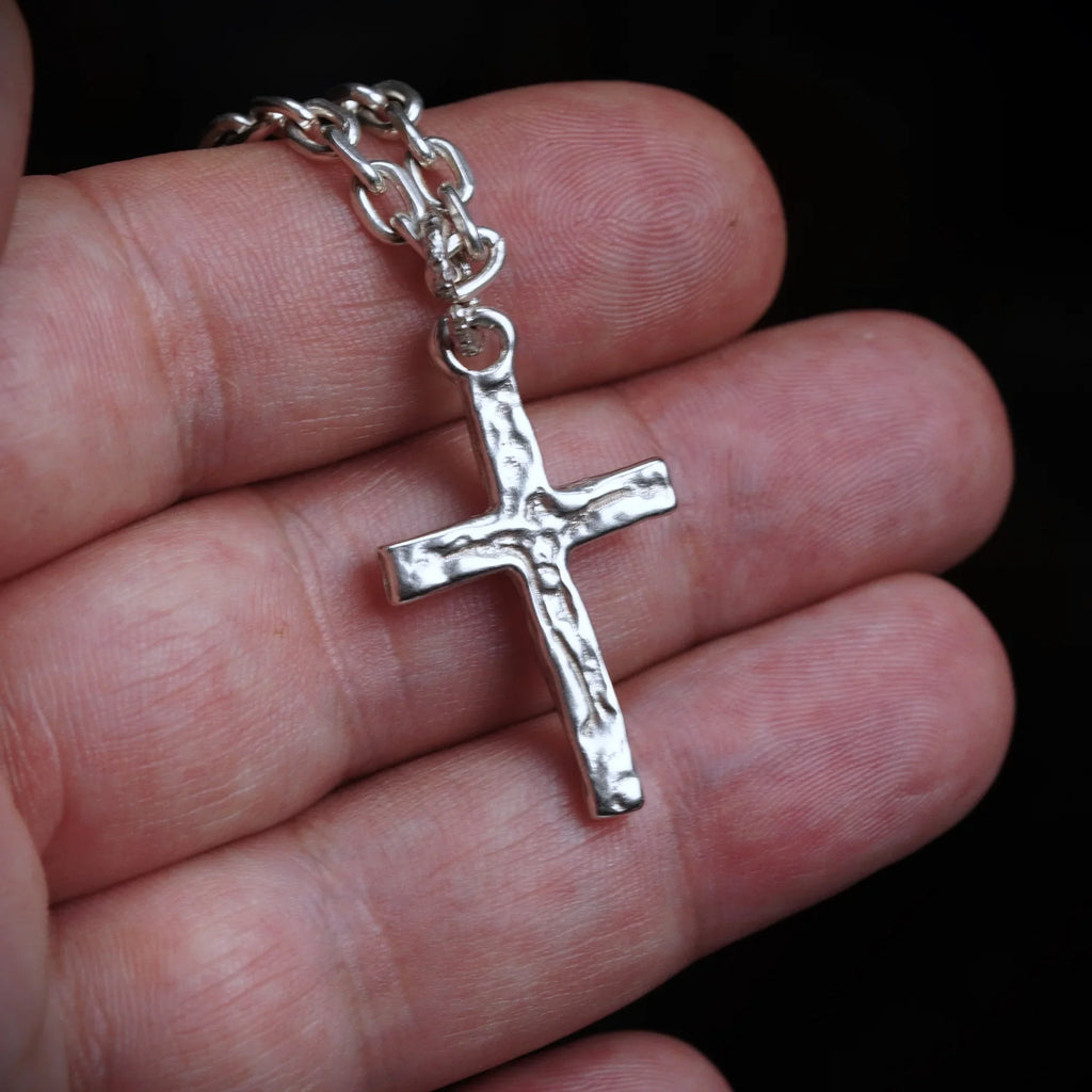 Pandantiv cruce „Răstignirea” pentru bărbați cu relief Iisus Hristos din argint sterling 925 – realizat manual | Art Diva