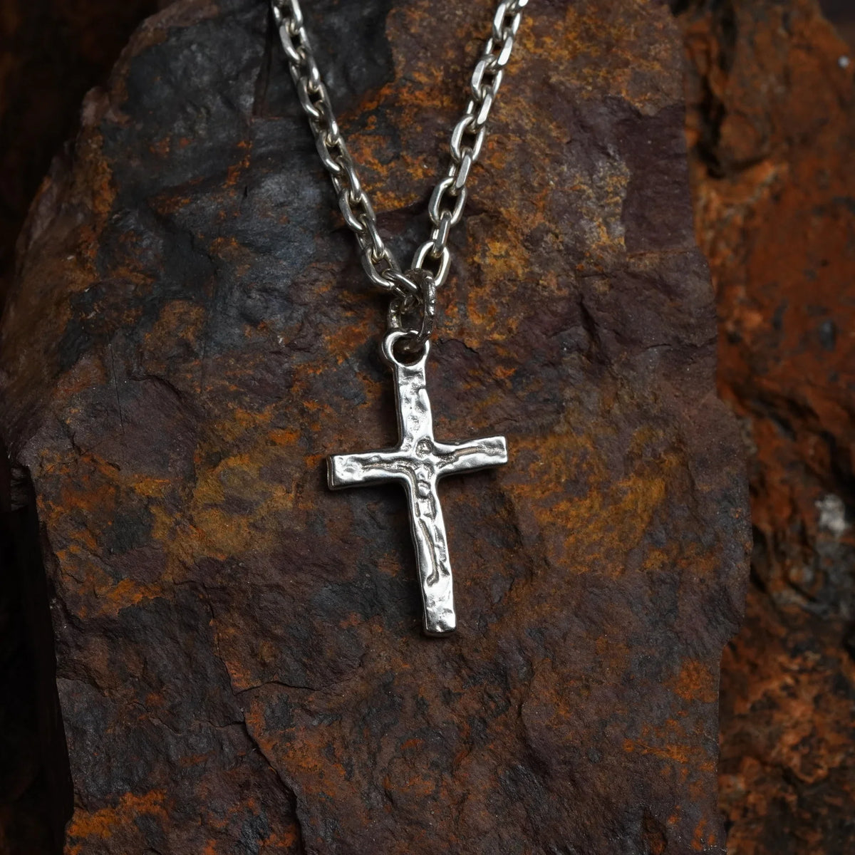 Pandantiv cruce „Răstignirea” pentru bărbați cu relief Iisus Hristos din argint sterling 925 – realizat manual | Art Diva