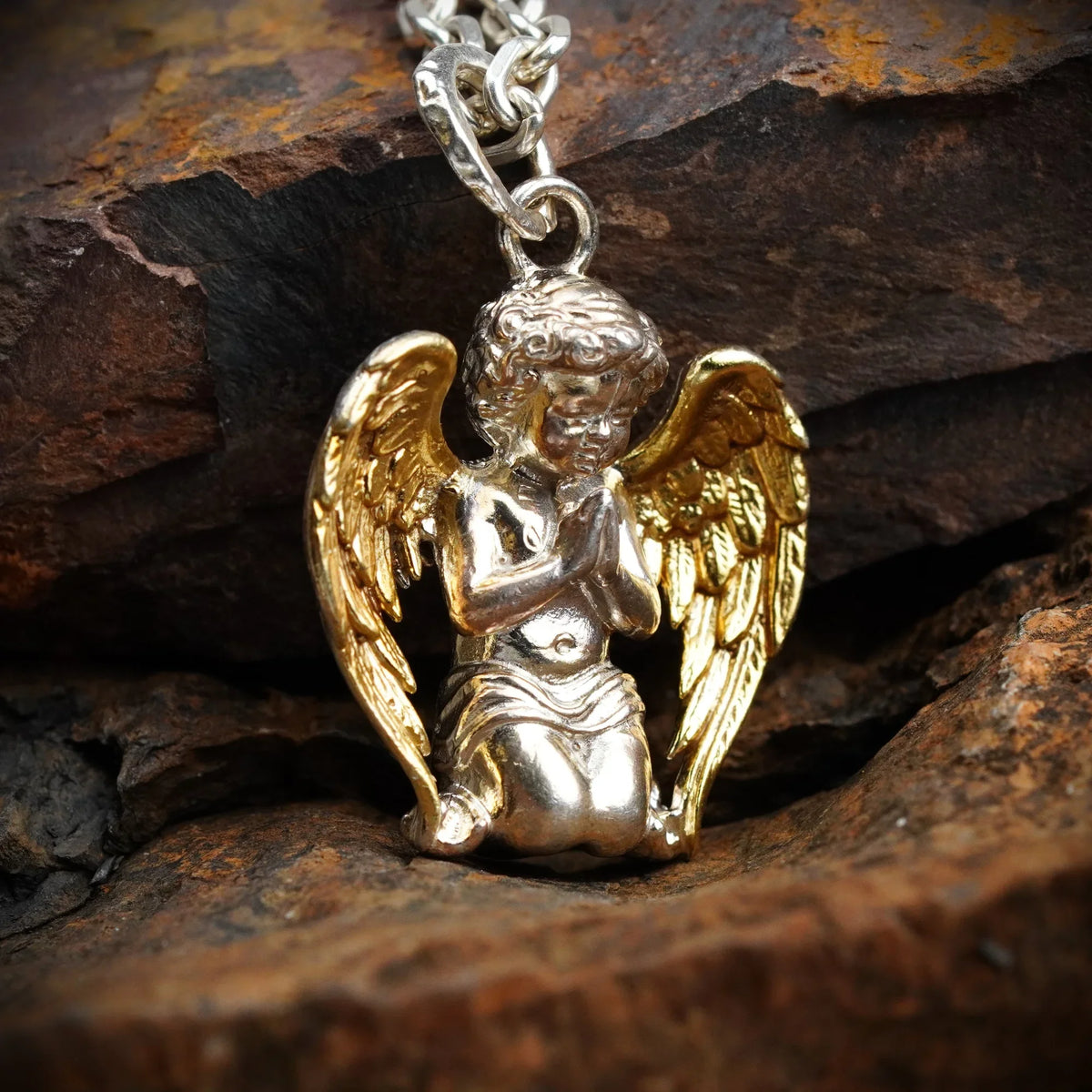 Pandantiv „Înger în Rugăciune” pentru bărbați din argint 925 cu aripi aurii – talisman handmade pentru credință, protecție și forță interioară | Art Diva