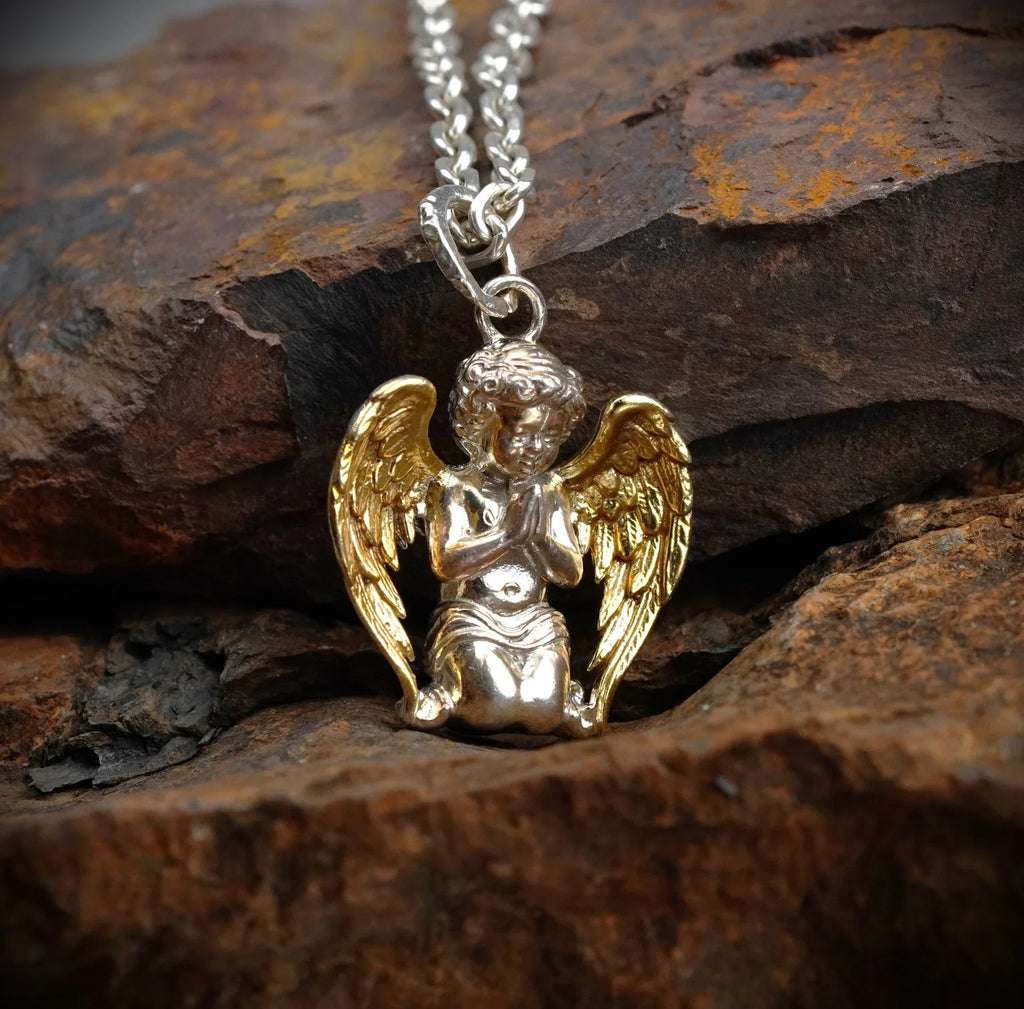 Pandantiv „Înger în Rugăciune” pentru bărbați din argint 925 cu aripi aurii – talisman handmade pentru credință, protecție și forță interioară | Art Diva