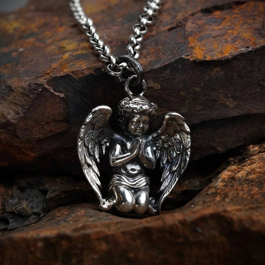 Pandantiv „Înger în rugăciune” din argint 925 cu finisaj oxidat – talisman pentru credință și lumină, amuletă de protecție pentru pace interioară, bijuterie sculpturală în stil boho și rustic | Art Diva