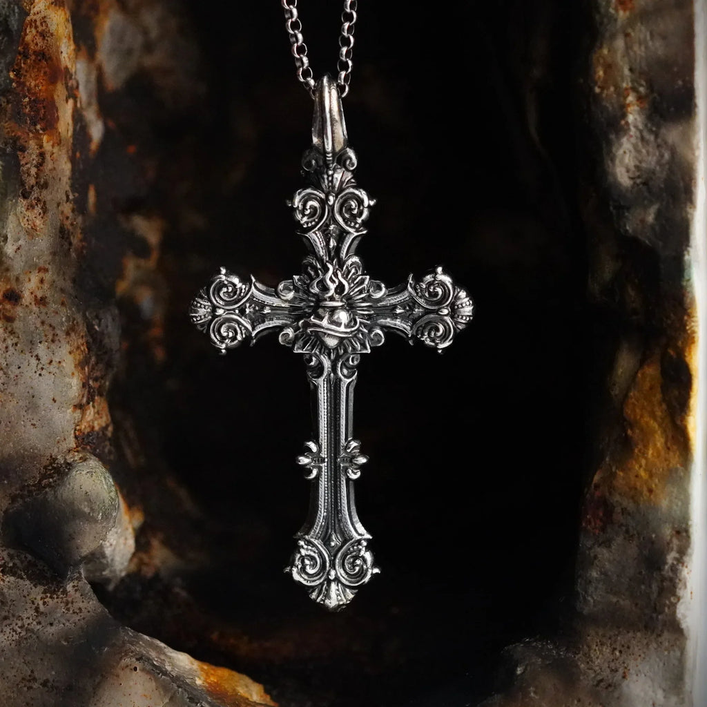 Pandantiv Cruce ornamentală cu Preasfânta Inimă a lui Iisus din argint 925 oxidat, bijuterie handmade, Art Diva