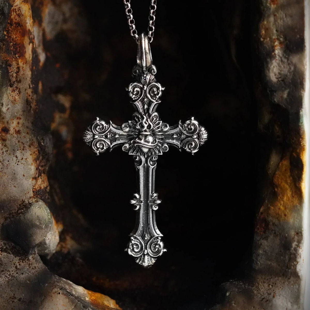 Pandantiv Cruce ornamentală cu Preasfânta Inimă a lui Iisus din argint 925 oxidat, bijuterie handmade, Art Diva