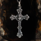 Pandantiv „Cruce ornamentală cu Preasfânta Inimă a lui Iisus” din argint 925 – bijuterie sculpturală oxidată | Art Diva