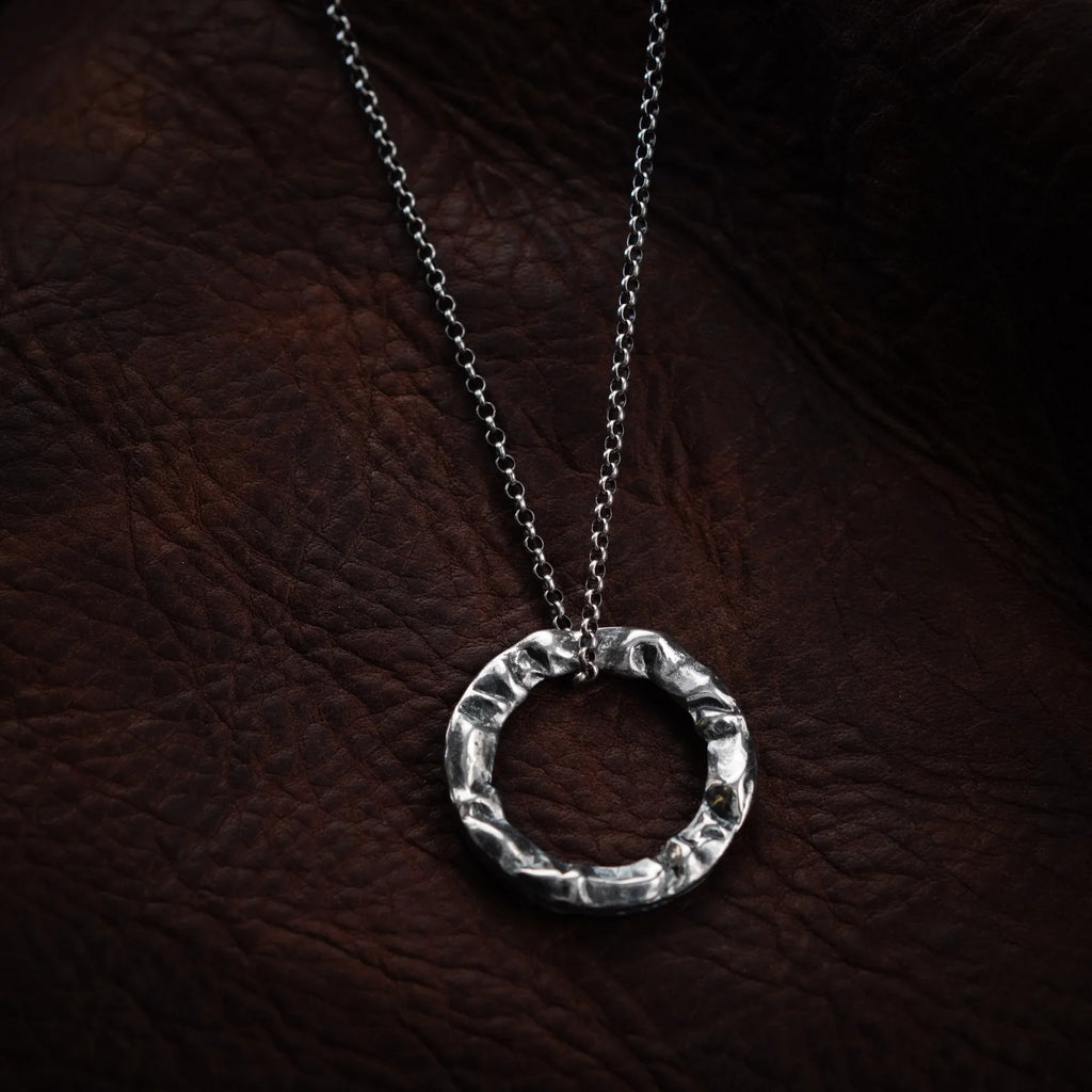 Pandantiv „Cerc” pentru bărbați din argint 925 – talisman realizat manual pentru forță și echilibru, bijuterie sculpturală boho și rustică | Art Diva