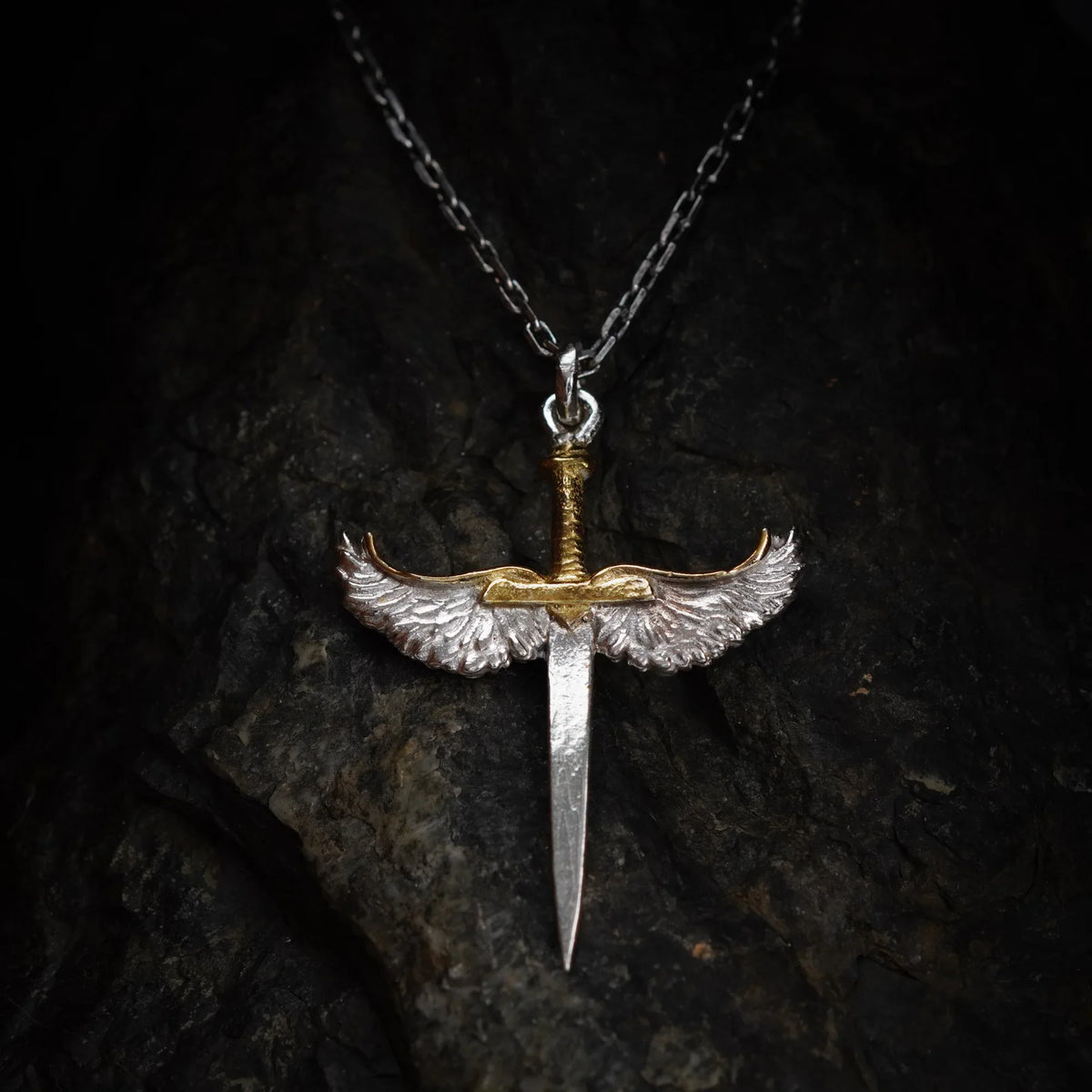 Pandantiv „Sabie cu Aripi de Înger” pentru bărbați din argint 925 cu accente aurii – talisman realizat manual pentru forță și protecție, bijuterie sculpturală în stil boho | Art Diva