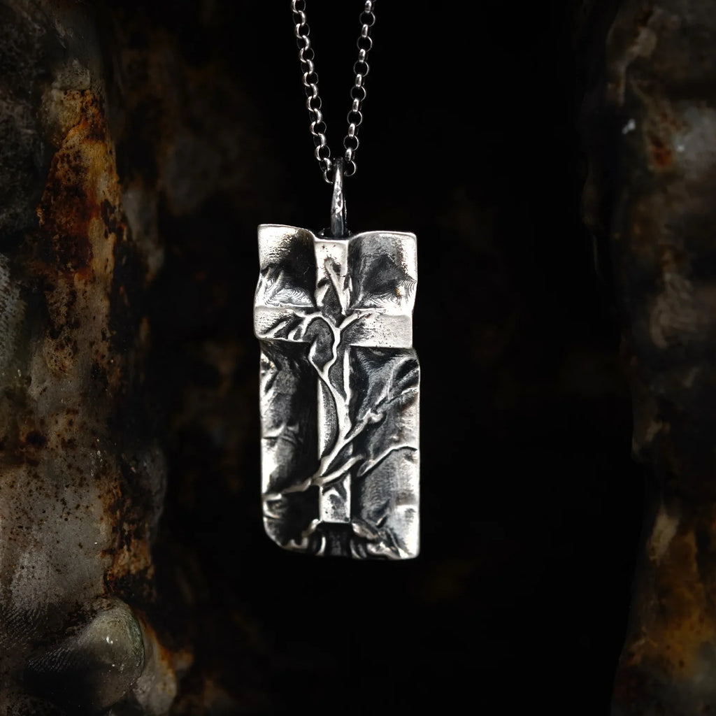 Pandantiv cruce „Giulgiu” pentru bărbați din argint 925 – simbol al credinței și al protecției, bijuterie sculpturală realizată manual în stil boho-rustic | Art Diva