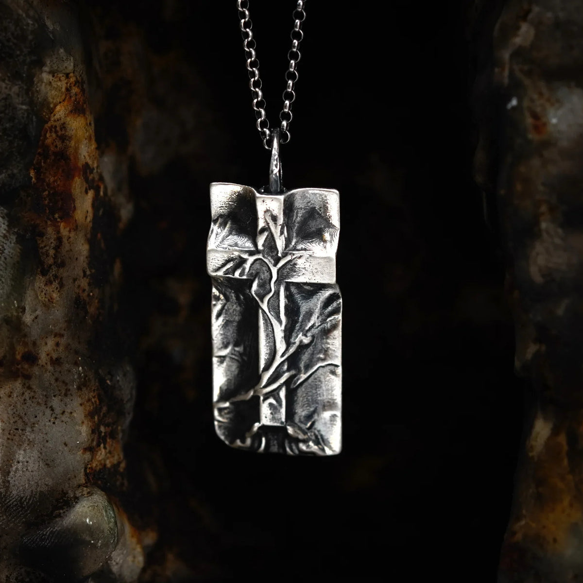 Pandantiv cruce „Giulgiu” pentru bărbați din argint 925 – simbol al credinței și al protecției, bijuterie sculpturală realizată manual în stil boho-rustic | Art Diva