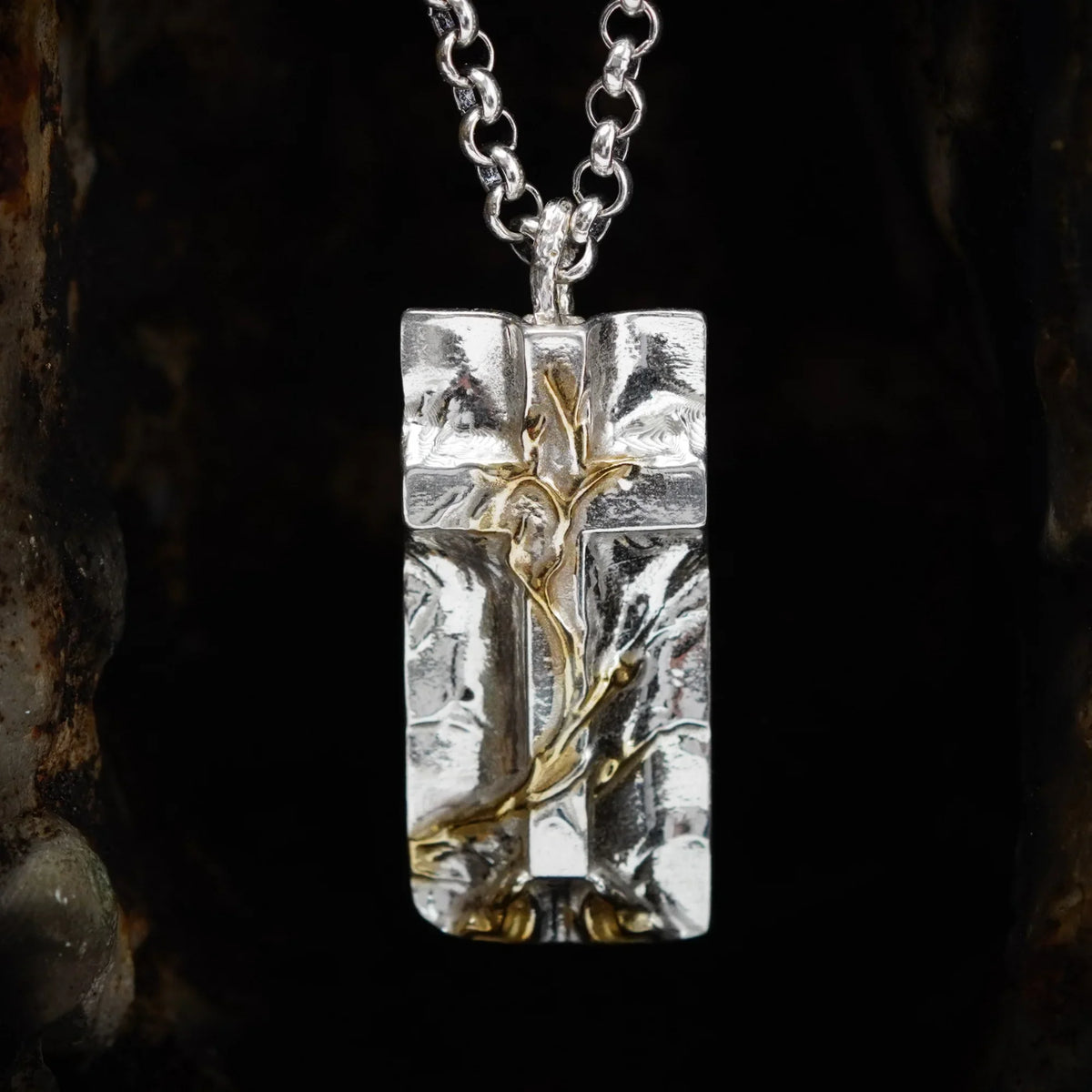 Pandantiv cruce „Giulgiu” pentru bărbați din argint 925 cu accente aurii – simbol al credinței, bijuterie sculpturală realizată manual în stil boho-rustic | Art Diva