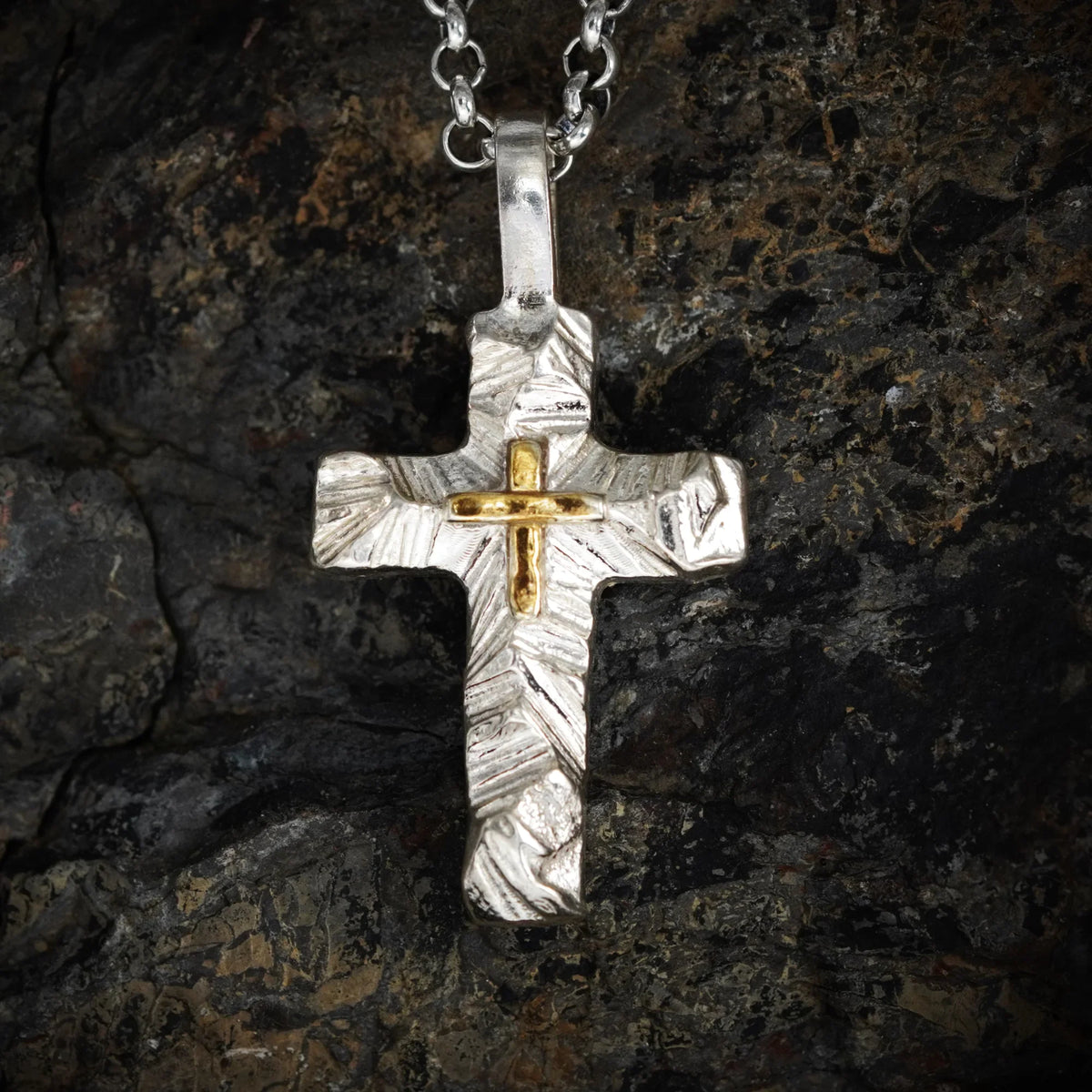 Pandantiv „Cruce în relief cu accente aurii” din argint 925 – simbol al credinței și forței interioare, bijuterie sculpturală în stil boho și rustic | Art Diva