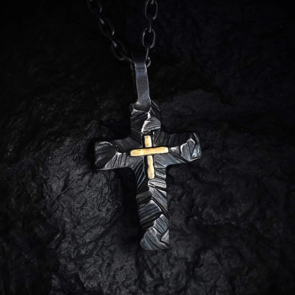 Pandantiv cruce cu relief din argint 925 și accent auriu – simbol al credinței, bijuterie handmade, Art Diva