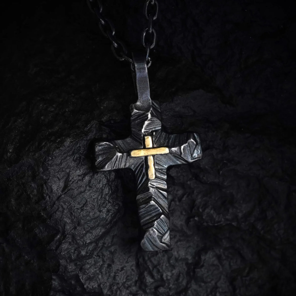 Pandantiv cruce cu relief din argint 925 și accent auriu – simbol al credinței, bijuterie handmade, Art Diva