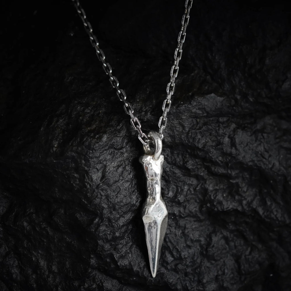 Pandantiv pumnal din argint 925 – talisman handmade pentru bărbați, simbol al forței, în stil boho rustic | Art Diva